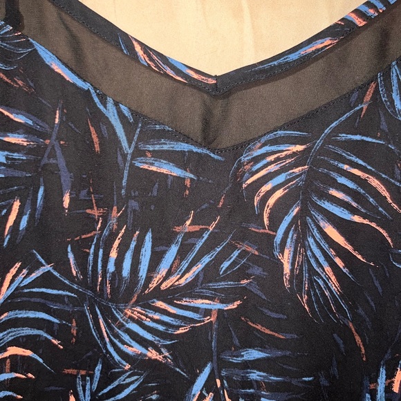 Torrid palm print strappy camisole. - Picture 2 of 4